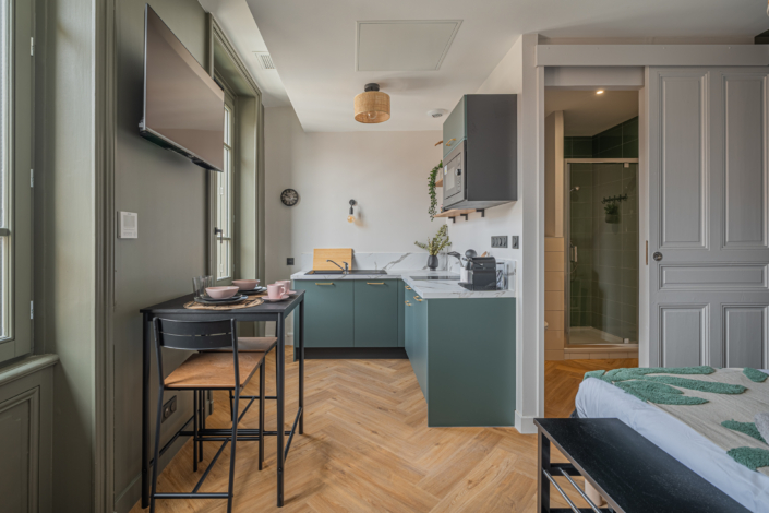 Appartement intérieur séjour avec coin cuisine Appartement rénové intérieur séjour avec coin cuisine